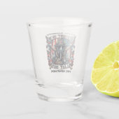 Dappere brandweerman is trots shot glas (Achterkant)