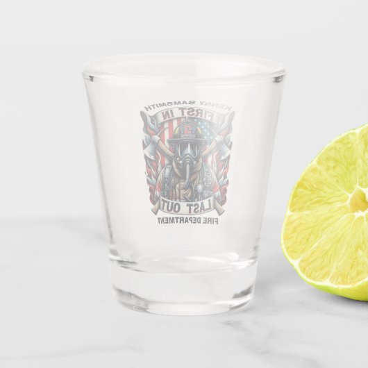 Dappere brandweerman is trots shot glas (Achterkant)