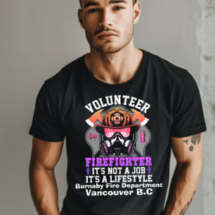 Dappere brandweerman klaar voor actie in levendige t-shirt
