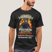 Dappere brandweerman 's nachts omringd door vlamme t-shirt (Voorkant)