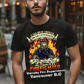 Dappere brandweerman 's nachts omringd door vlamme t-shirt