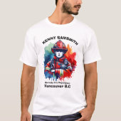 Dappere brandweerman schittert in een heldere acht t-shirt (Voorkant)