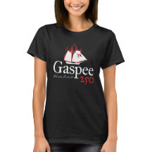 DAR Gaspee250 Rustic-Logo op zwarte T-shirt