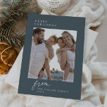 DARCY Blue Unieke  Familie Foto Kerst Feestdagenkaart<br><div class="desc">DARCY Blue Unieke  Familie Foto Kerstvakantie Kaart. Personaliseer de voorkant van de kaart met een foto,  je familienaam en het jaar. Personaliseer de achterkant met een optionele vakantiebegroeting of familienieuws en uw familienaam.</div>