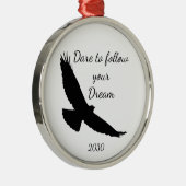 Dare om je Dream Hawk Silhouette te volgen Metalen Ornament (Rechts)