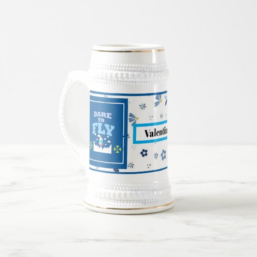 Dare to Fly Mug – Blue Floral Inspirational Patter Bierpul (Voorkant links)