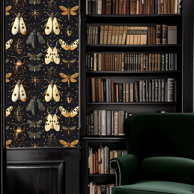 Dark Academia Cream en Black Insects Behang (Dark Academia Cream and Black Insects Wallpaper in a library.)