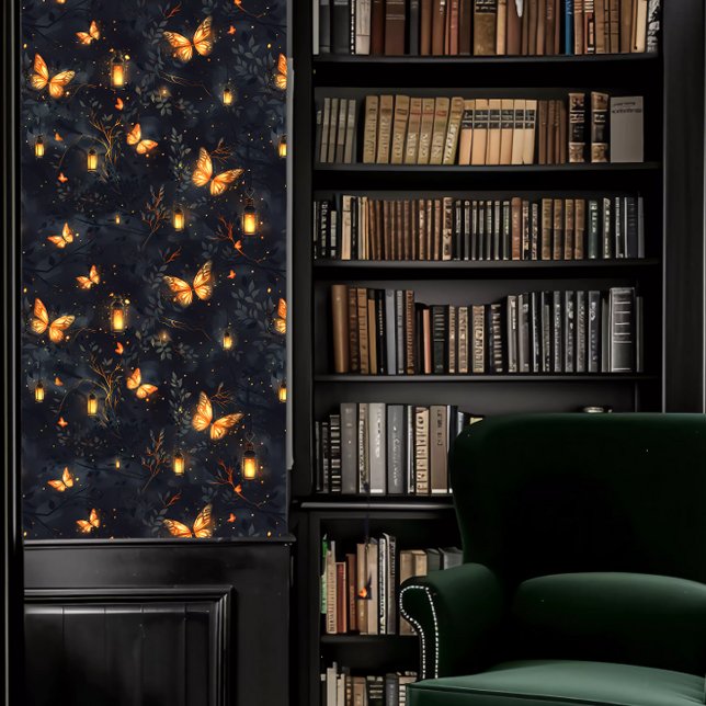 Dark Academia Gloeiende Motten en Lantaarns Behang (Dark Academia Glowing Moths and Lanterns Wallpaper in a library.)