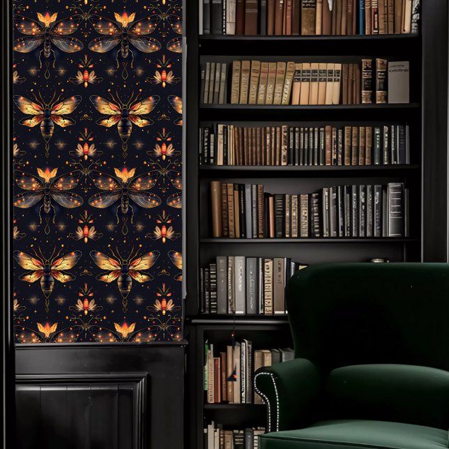 Dark Academia Grote Rode en Gouden Insecten Behang (Dark Academia Large Red and Gold Insects Wallpaper in a library.)