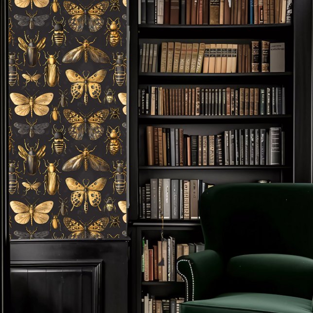 Dark Academia Insecten in Goud en Bruin Behang (Dark Academia Insects in Gold and Brown Wallpaper in a library.)