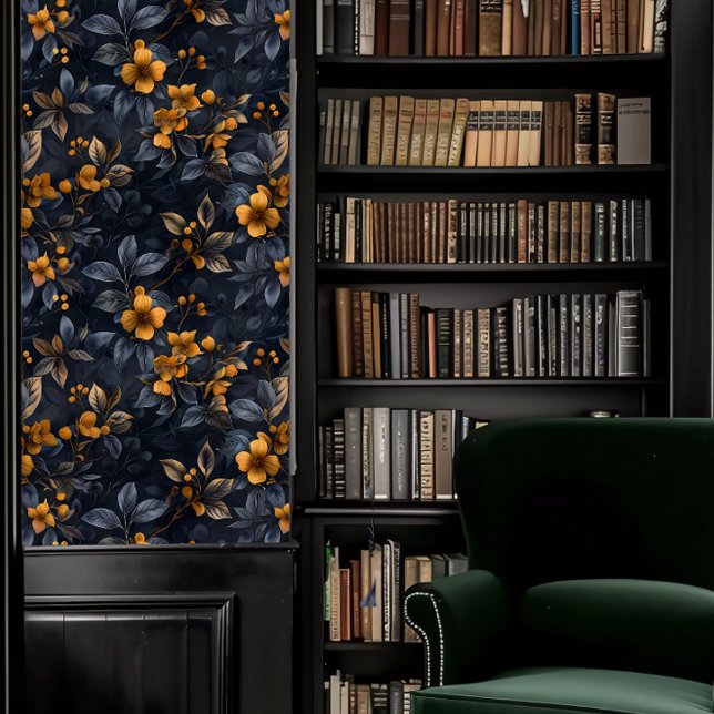 Dark Academia Sinaasappel en Blue Floral Behang (Dark Academia Orange and Blue Floral Wallpaper in a library.)
