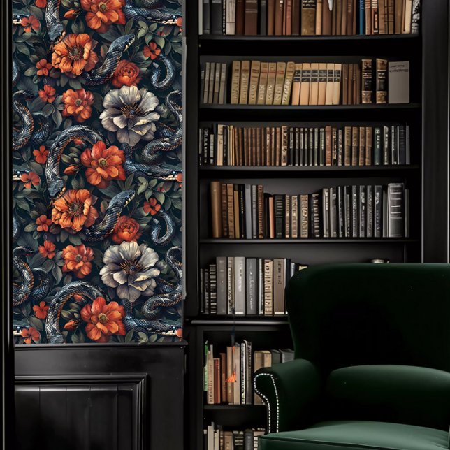 Dark Academia Slangen & Koraal en Grijze Bloemen Behang (Dark Academia Snakes & Coral and Gray Flowers Wallpaper in a library.)