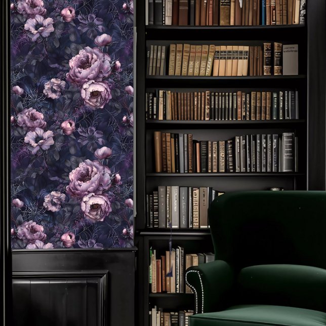 Dark Academia Spider Webs met Paarse Bloemen Behang (Dark Academia Spider Webs with Purple Flowers Wallpaper in a library.)