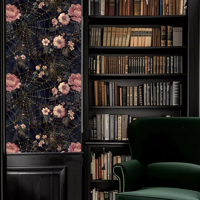 Dark Academia Spider Webs met Roze Bloemen Behang (Dark Academia Spider Webs with Pink Flowers Wallpaper in a library.)