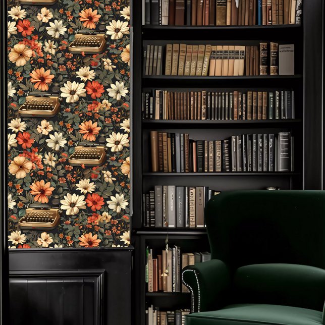 Dark Academia Typerwriters en Bloemen Behang (Dark Academia Typerwriters and Flowers Wallpaper in a library.)