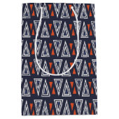 Dark Blue and Red Geometric Triangles Pattern Medium Cadeauzakje (Voorkant)