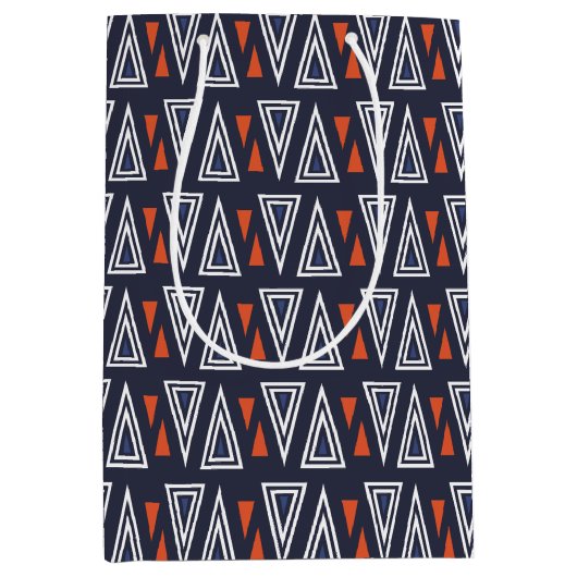 Dark Blue and Red Geometric Triangles Pattern Medium Cadeauzakje (Voorkant)