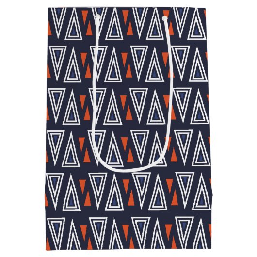Dark Blue and Red Geometric Triangles Pattern Medium Cadeauzakje (Achterkant)