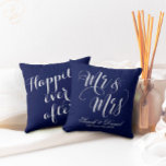 Dark Blue White Mr & Mrs Wedding Keepomwille Pillo Kussen<br><div class="desc">Donkerblauw Wit Mr & Mrs Wedding Keepsake Kussen. Trendy bruiloft kussens om uw interieur te verbeteren met een persoonlijk tintje liefde. Personaliseer met jouw naam,  trouwdatum en u kunt het verder aanpassen met uw eigen persoonlijke boodschap op de achterkant. Ook een geweldig cadeau voor bruiloft koppel.</div>