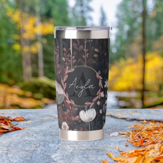 Dark Boho Monogram: Waanzinnige bosbloemen Geïsoleerde Drinkbeker (Buiten)