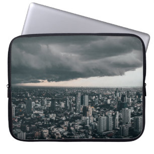 DARK CLOUD BOVEN STADSGEBOUWEN LAPTOP SLEEVE