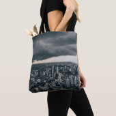 DARK CLOUD BOVEN STADSGEBOUWEN TOTE BAG (Dichtbij)