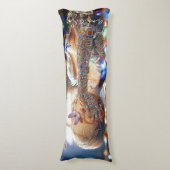 Dark Fantasy Girl - Downtown Aesthetic Lichaamskussen (Voorkant Verticaal)