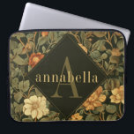 Dark Floral William Morris Monogram Laptop Sleeve<br><div class="desc">Dit eenvoudige maar elegante ontwerp heeft een donker, elegant, door William Morris geïnspireerd bloemmotief in saliegroen, zacht goud en rijke roest op een zwarte achtergrond. Houd uw laptop of tablet beschermd met stijl. Voeg een naam toe om het te personaliseren. Een mooi kerst- of Moederdag-cadeau. Creëer door Simply Farmhouse Press....</div>