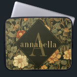 Dark Floral William Morris Monogram Laptop Sleeve<br><div class="desc">Dit eenvoudige maar elegante ontwerp heeft een donker, elegant, door William Morris geïnspireerd bloemmotief in saliegroen, zacht goud en rijke roest op een zwarte achtergrond. Houd uw laptop of tablet beschermd met stijl. Voeg een naam toe om het te personaliseren. Een mooi kerst- of Moederdag-cadeau. Creëer door Simply Farmhouse Press....</div>