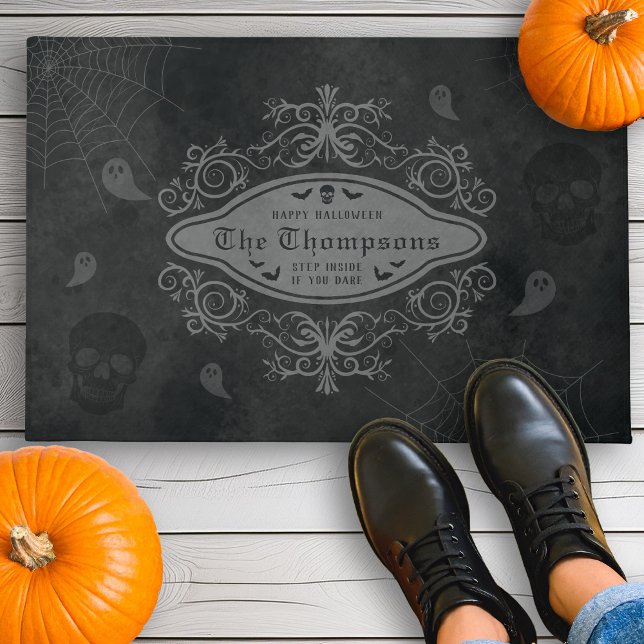  Dark Gothic Macabre Halloween familienaam Deurmat (Disclaimer: This image is a digital mockup.)
