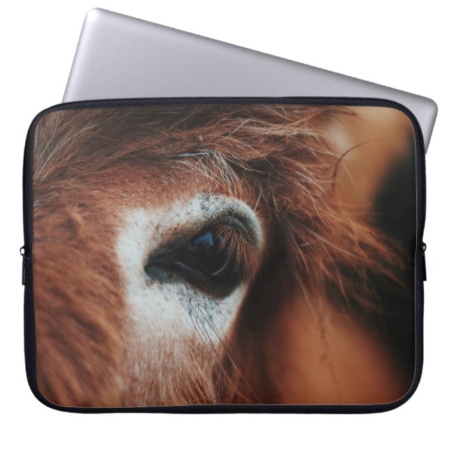 DARK HORSE EYE LAPTOP SLEEVE (Voorkant)