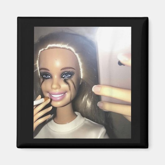 Dark Humor Doll Smoking Selfie Parodie Magneet (Voorkant)