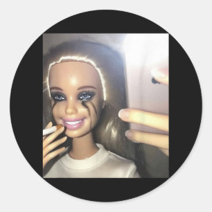 Dark Humor Doll Smoking Selfie Parodie Ronde Sticker