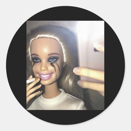 Dark Humor Doll Smoking Selfie Parodie Ronde Sticker (Voorkant)