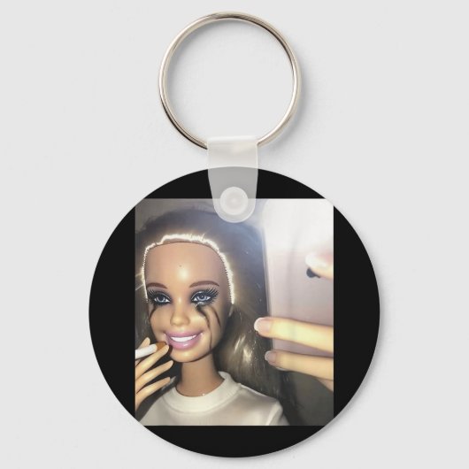 Dark Humor Doll Smoking Selfie Parodie Sleutelhanger (Voorkant)