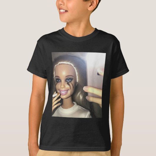 Dark Humor Doll Smoking Selfie Parodie T-shirt (Voorkant)