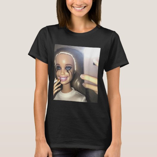 Dark Humor Doll Smoking Selfie Parodie T-shirt (Voorkant)