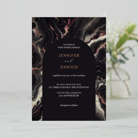 Dark Marble Wedding Moody & Luxe Herfst Elegantie Folie Uitnodiging (Staand Voorkant)