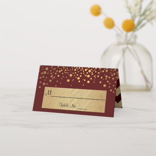 Dark Maroon en Gold Chevron en Confetti Stippen 2 Plaatskaartje (Voorkant)