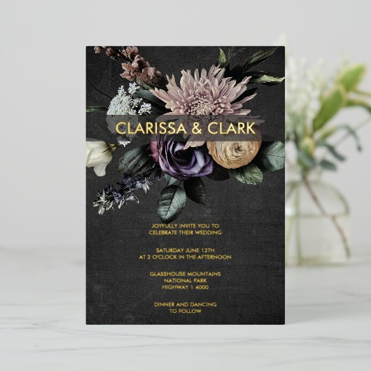 Dark Moody Bold Floral Black Paars Wedding Folie Uitnodiging (Staand Voorkant)