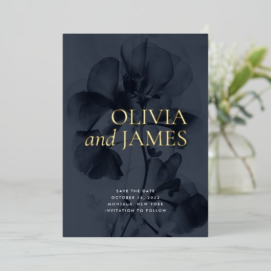 Dark Moody Botanische Bruiloft Foto Save the Date Folie Uitnodiging (Staand Voorkant)