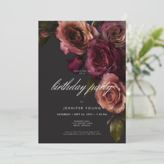 Dark Moody Burgundy Rust Roos Blooms Verjaardag Kaart (Staand voorkant)