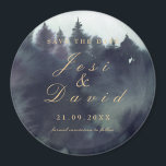 Dark Moody Etheral Forest Wedding Save the Date Magneet<br><div class="desc">Donkere Moody Etheral Forest Wedding bespaart de datum magneet. De optie is beschikbaar om de toon van het afbeelding van de achtergrond van de wasachtergrond van de boskleur te veranderen door de filters van het afbeelding Zazzle te gebruiken. De goudkalligrafiesmanuscripttekst kan in een andere doopvont worden veranderd. Donkere juwelen.</div>
