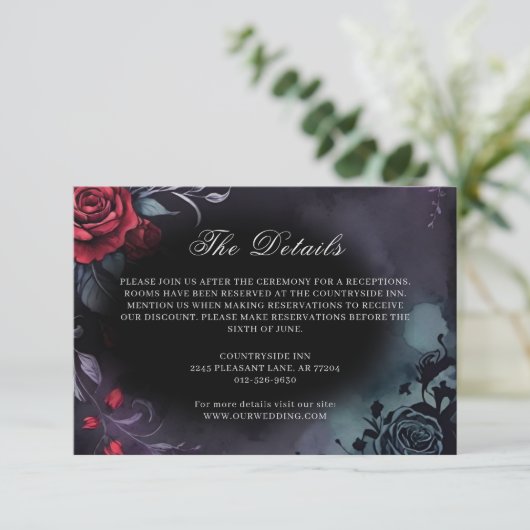 Dark Moody Gothic Red Rose Purple Wedding Informatiekaartje (Staand voorkant)