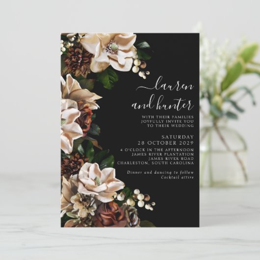 Dark Moody Magnolia Script Floral Wedding Invitati Kaart (Staand voorkant)