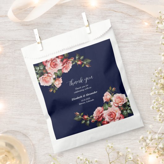 Dark moody pink and red roses navy blue wedding bedankzakje (Geknipt)