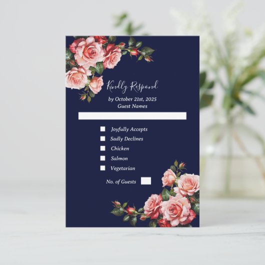 Dark moody pink and red roses navy blue wedding RSVP kaartje (Staand voorkant)