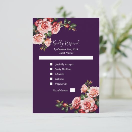 Dark moody pink and red roses purple wedding RSVP kaartje (Staand voorkant)