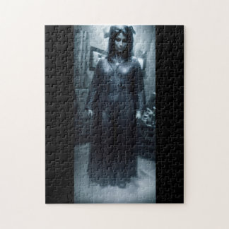 Dark Mysterious Alien Woman Legpuzzel