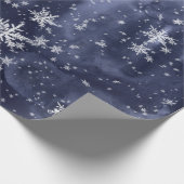 Dark Navy Blue Night Sky Fresh Fallen Snowflakes Cadeaupapier (Hoek)